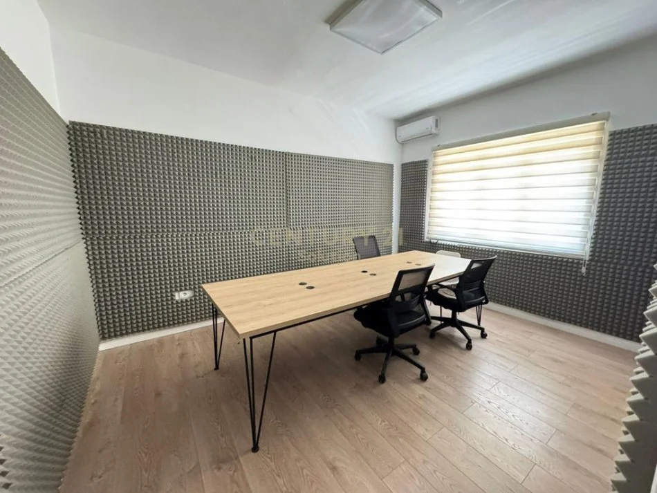 Tirane, jepet me qera ambjent biznesi Kati 3, 109 m² 850 € 