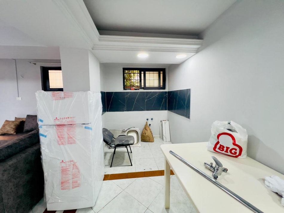 Tirane, jepet me qera apartament 2+1 Kati 1, 73 m² 480 € 