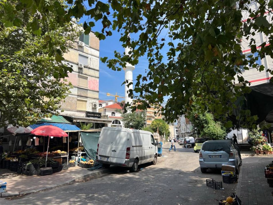 Tirane, jepet me qera apartament 2+1 Kati 1, 73 m² 480 € 
