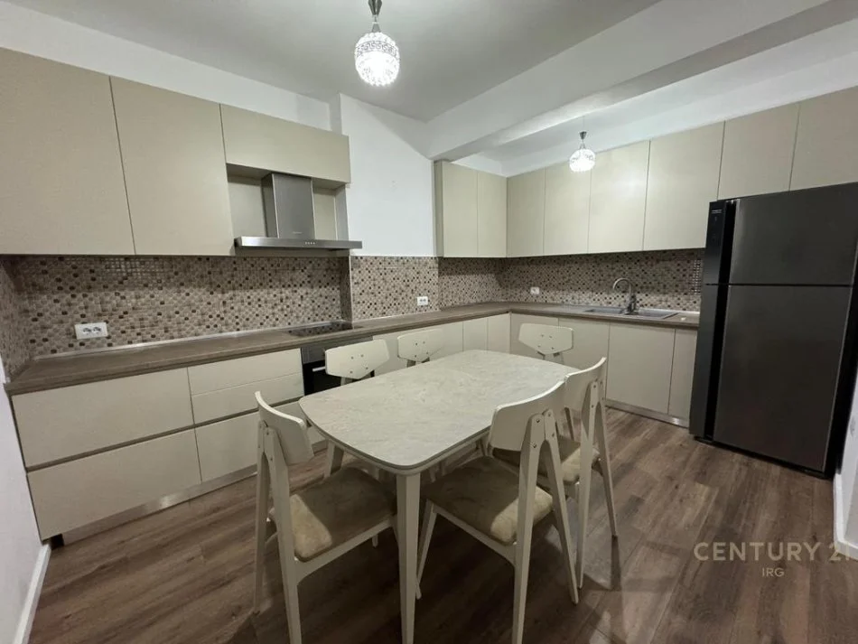 Tirane, jap me qera apartament 2+1+POST PARKIMI , 107 m² 700 € (KOPSHTI BOTANIK)