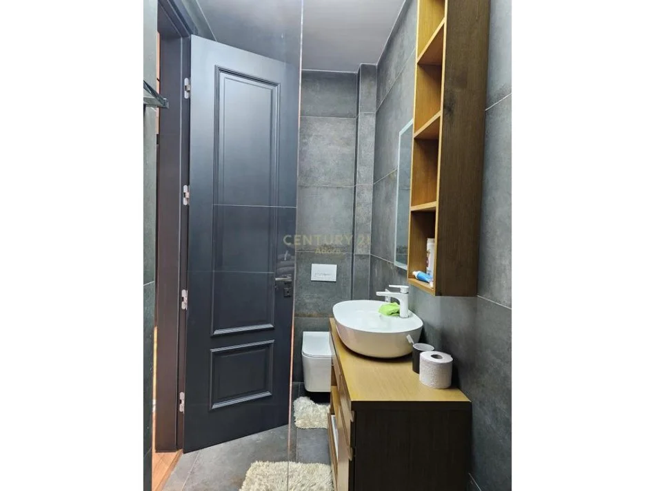 Tirane, jepet me qera apartament 2+1 Kati 2, 106 m² 1.300 € (Teg)