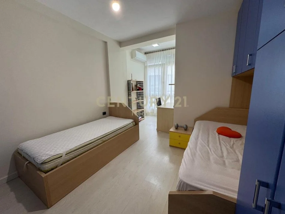 Tirane, jepet me qera apartament 2+1+Aneks+Ballkon Kati 5, 98 m² 1.000 € (Neom118325)