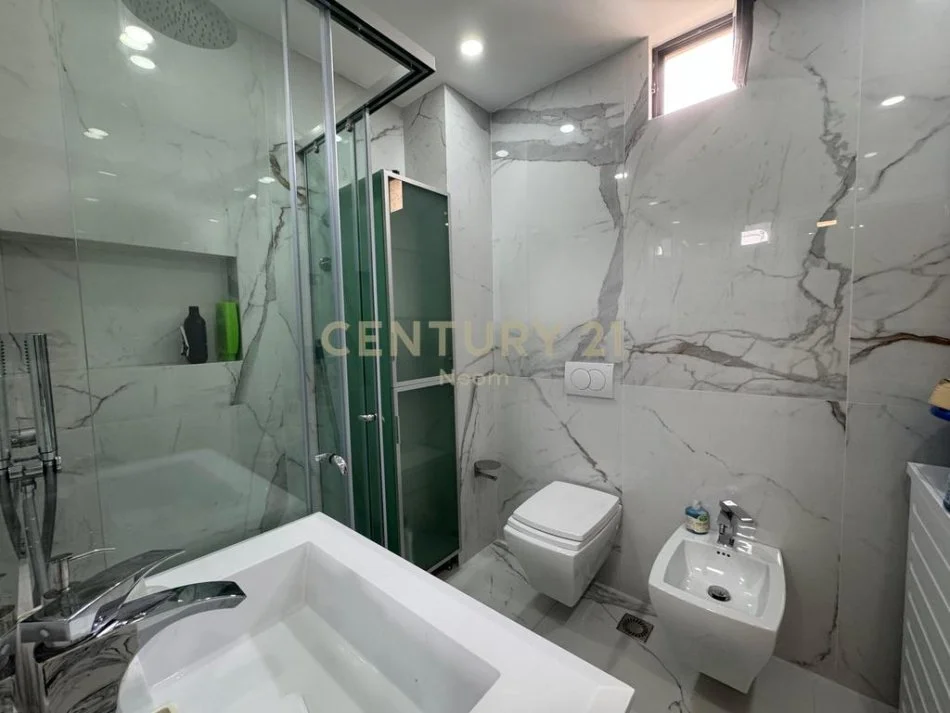 Tirane, jepet me qera apartament 2+1+Aneks+Ballkon Kati 5, 98 m² 1.000 € (Neom118325)