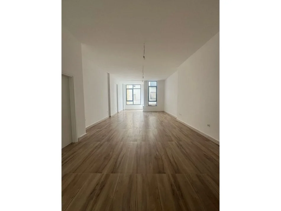 Tirane, jepet me qera ambjent biznesi Kati 1, 72 m² 1440 € (Rruga e Durresit)