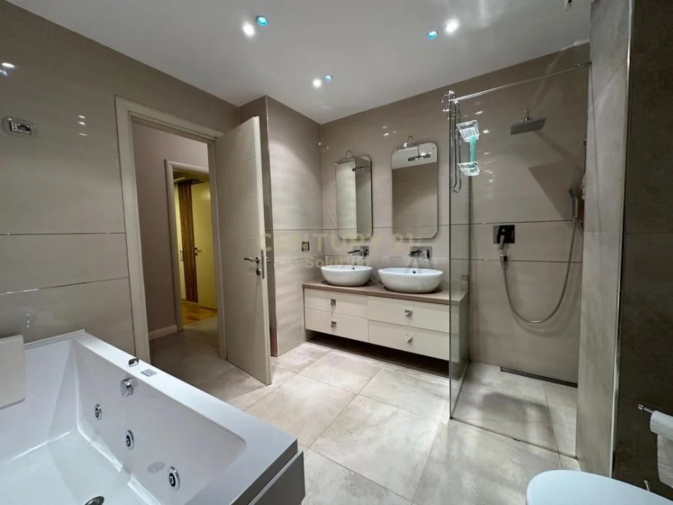 Tirane, shes apartament 2+1 , 120 m² 300.000 € (Komuna e Parisit)