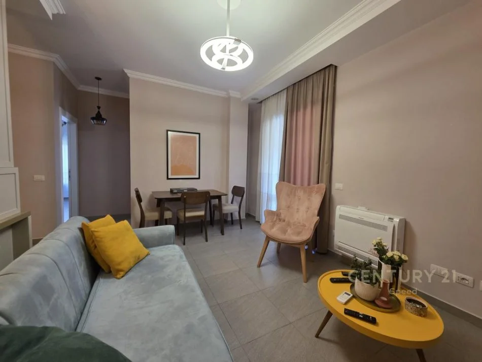 Tirane, jepet me qera apartament 2+1 Kati 3, 85 m² 800 € (prane Pazarit te Ri)