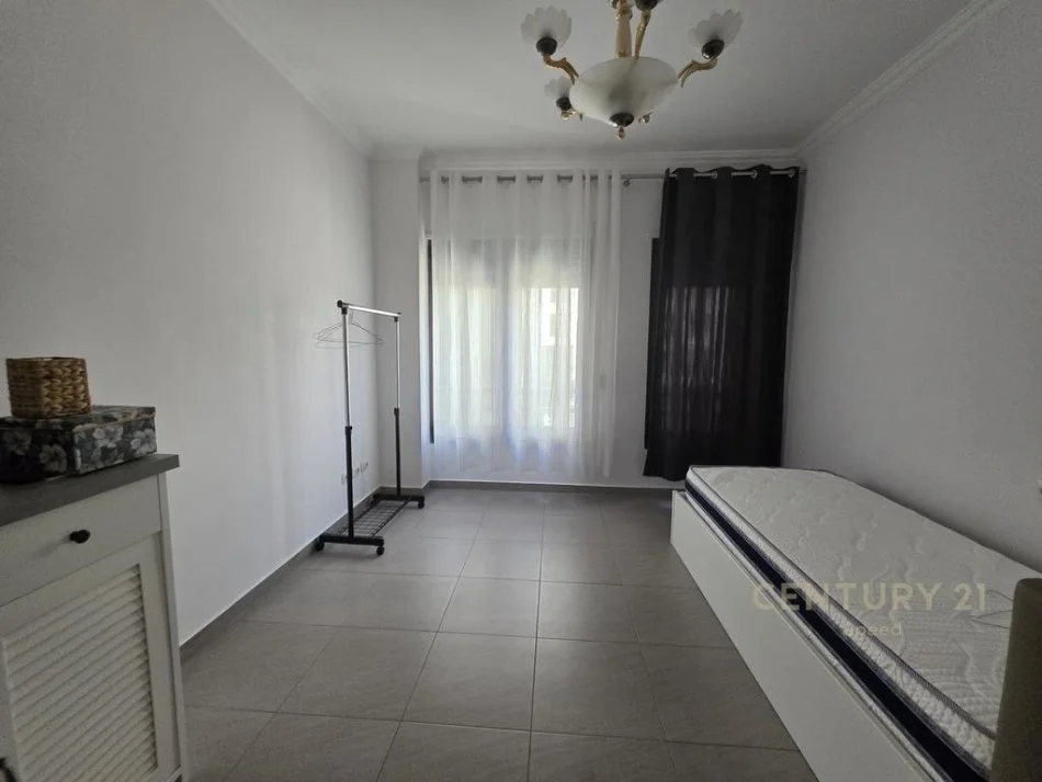 Tirane, jepet me qera apartament 2+1 Kati 3, 85 m² 800 € (prane Pazarit te Ri)
