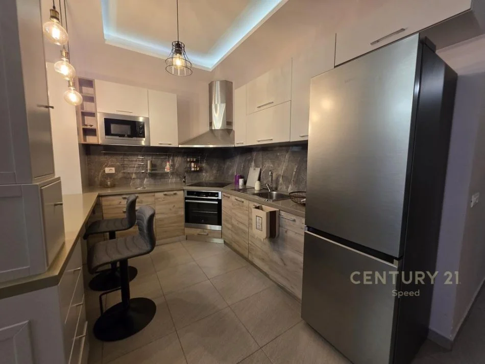 Tirane, jepet me qera apartament 2+1 Kati 3, 85 m² 800 € (prane Pazarit te Ri)