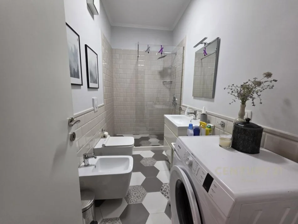 Tirane, jepet me qera apartament 2+1 Kati 3, 85 m² 800 € (prane Pazarit te Ri)