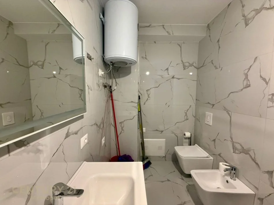 Tirane, jepet me qera apartament 1+1 Kati 5, 70 m² 500 € (Rruga "Robert Zhvarc")