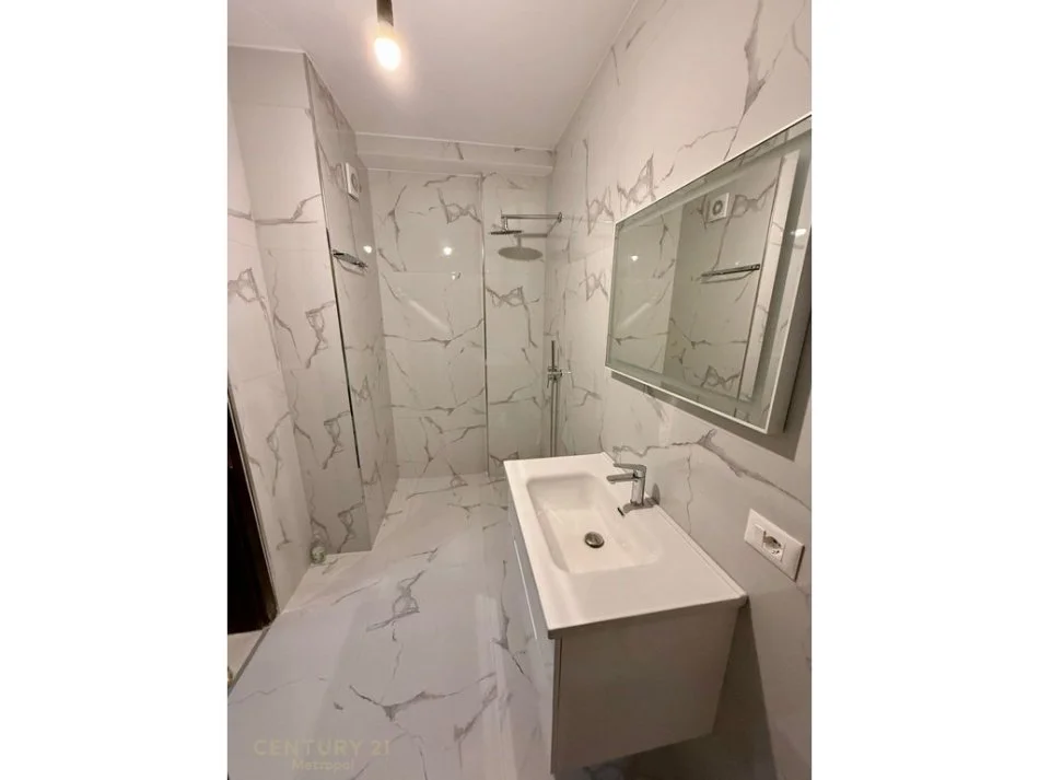 Tirane, jepet me qera apartament 1+1 Kati 5, 70 m² 500 € (Rruga "Robert Zhvarc")