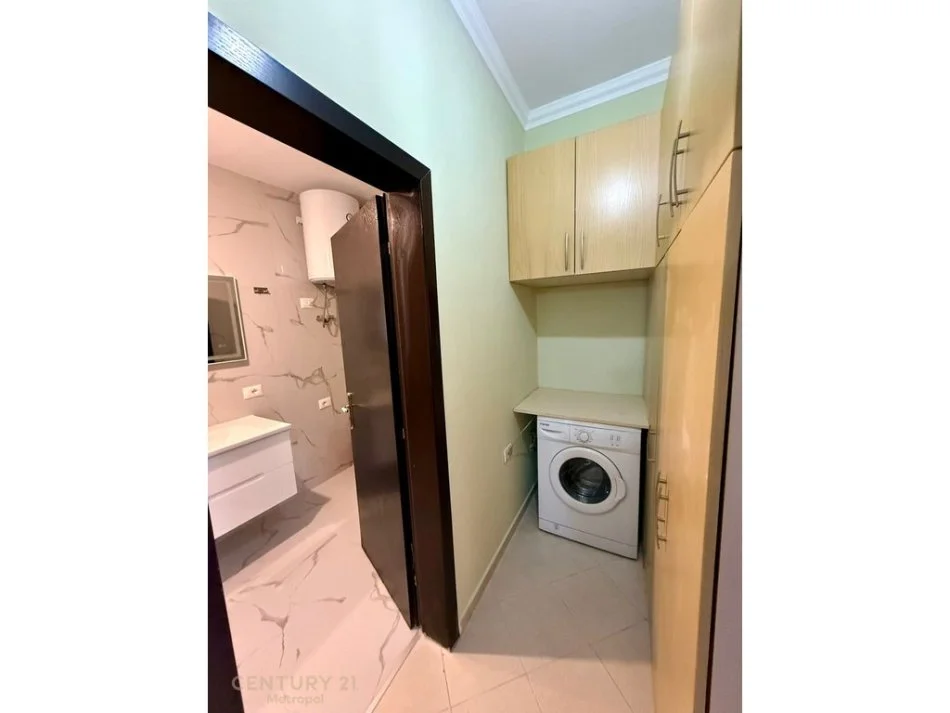 Tirane, jepet me qera apartament 1+1 Kati 5, 70 m² 500 € (Rruga "Robert Zhvarc")