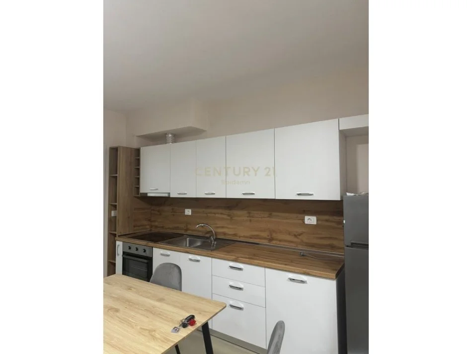 Durres, jepet me qera apartament 2+1+Ballkon Kati 5, 400 € (plazh hekurudha)