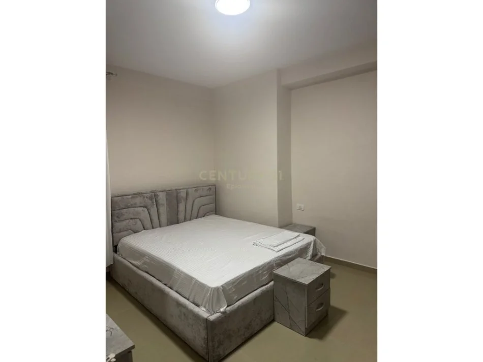 Durres, jepet me qera apartament 2+1+Ballkon Kati 5, 400 € (plazh hekurudha)