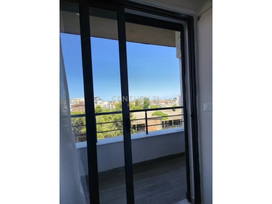 Durres, jepet me qera apartament 2+1+Ballkon Kati 5, 400 € (plazh hekurudha)