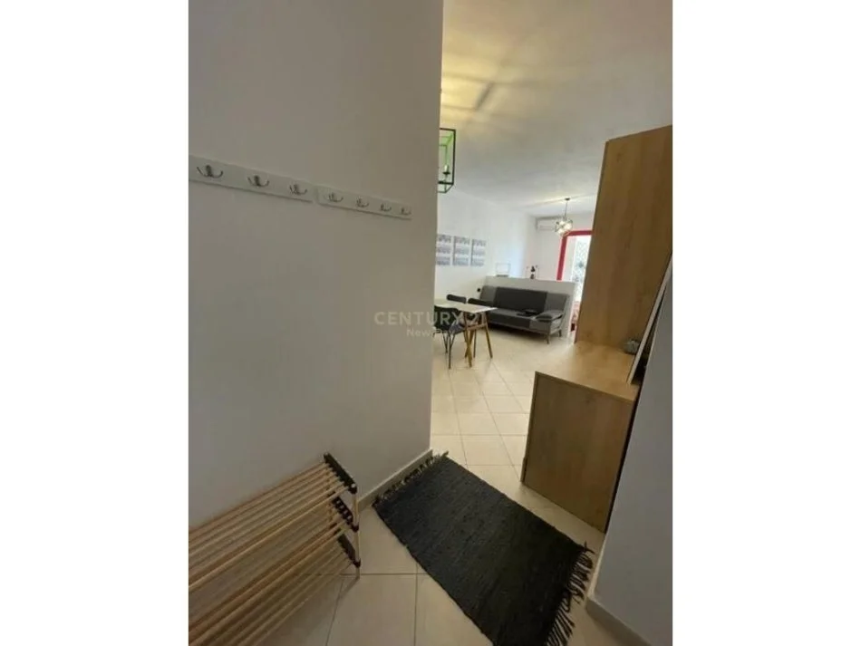 Durres, jepet me qera apartament 1+1 Kati 8, 51 m² 300 € (plazh hekurudha)