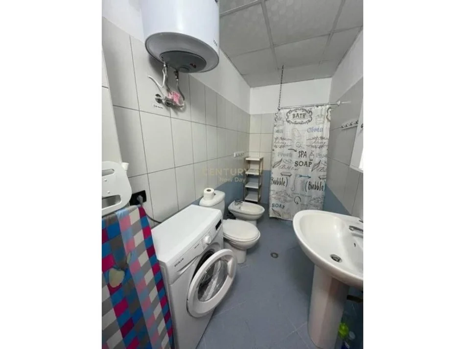 Durres, jepet me qera apartament 1+1 Kati 8, 51 m² 300 € (plazh hekurudha)