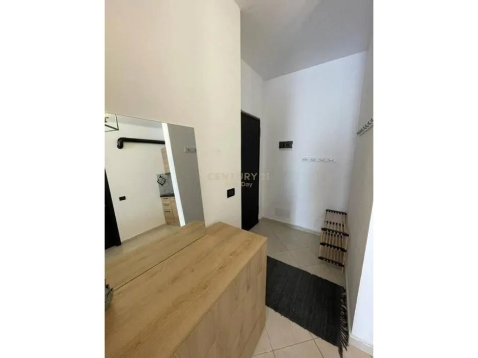 Durres, jepet me qera apartament 1+1 Kati 8, 51 m² 300 € (plazh hekurudha)