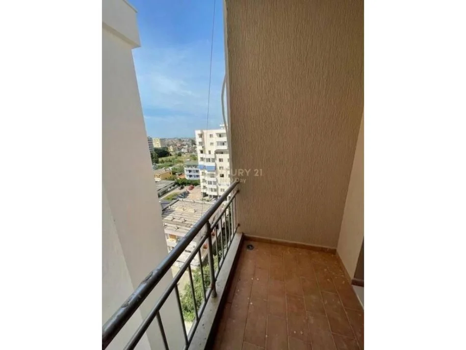 Durres, jepet me qera apartament 1+1 Kati 8, 51 m² 300 € (plazh hekurudha)