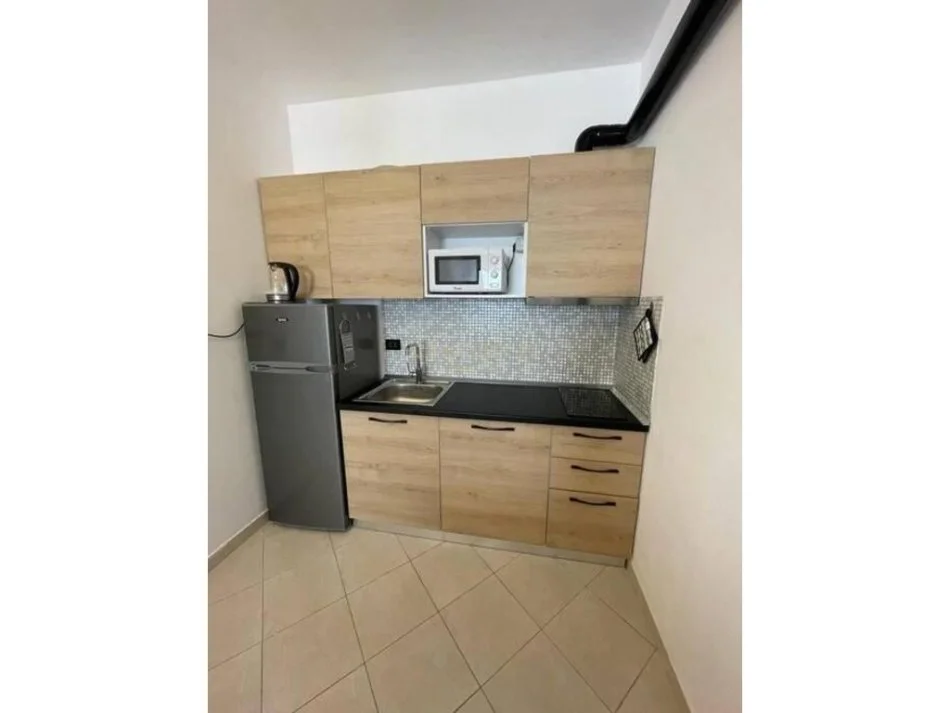 Durres, jepet me qera apartament 1+1 Kati 8, 51 m² 300 € (plazh hekurudha)