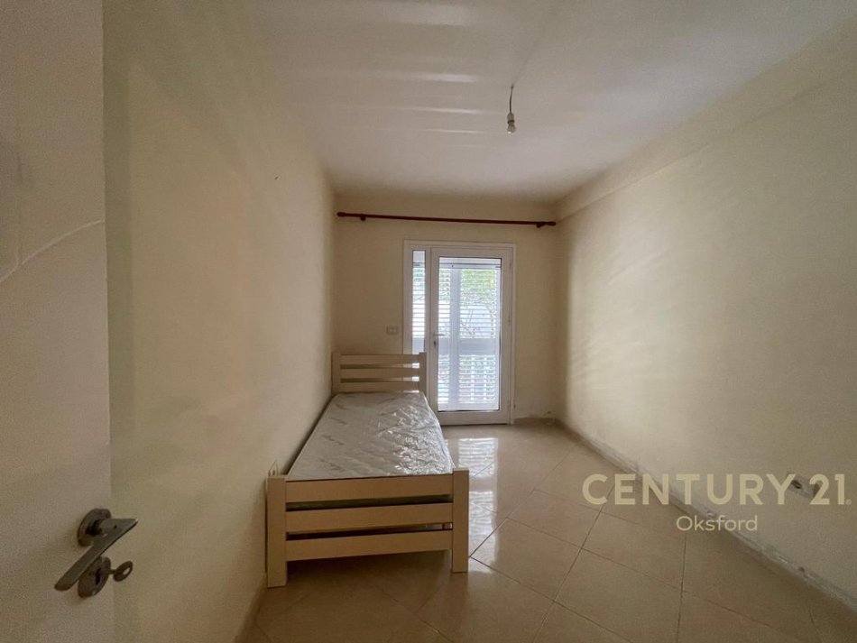 Tirane, jepet me qera apartament 2+1 Kati 1, 100 m² 450 € (Rr. David Selenica)
