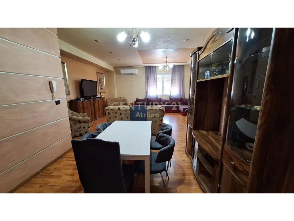 Tirane, jepet me qera apartament 3+1 Kati 11, 171 m² 700 € (Bulevardit Bajram Curri (zona e Brrylit))