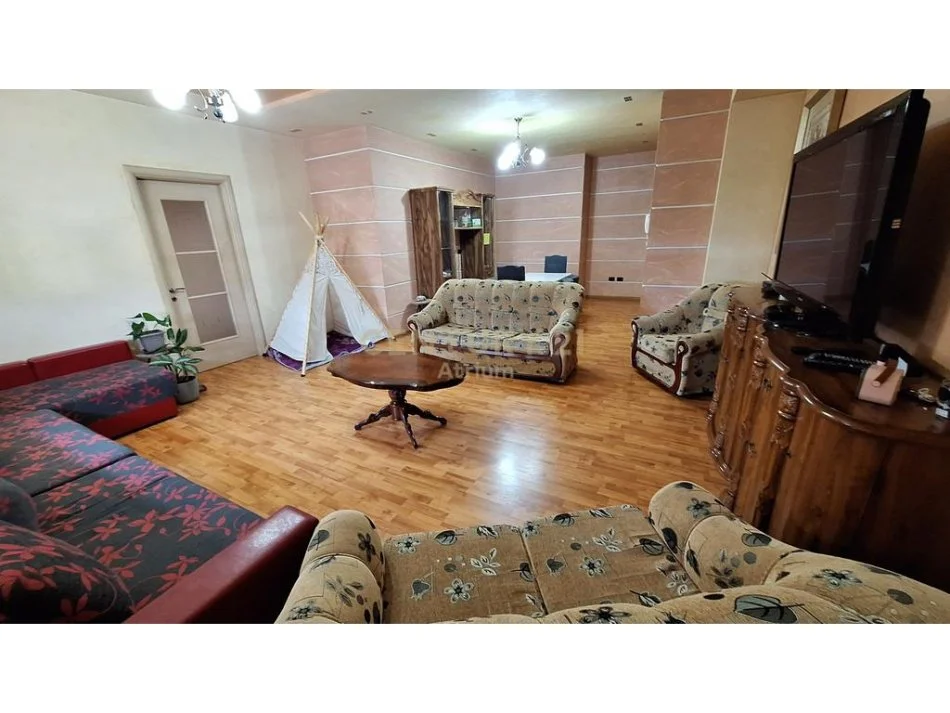 Tirane, jepet me qera apartament 3+1 Kati 11, 171 m² 700 € (Bulevardit Bajram Curri (zona e Brrylit))