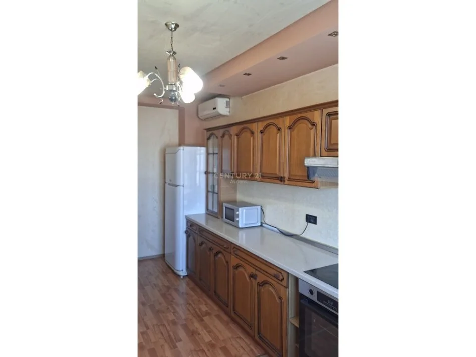 Tirane, jepet me qera apartament 3+1 Kati 11, 171 m² 700 € (Bulevardit Bajram Curri (zona e Brrylit))