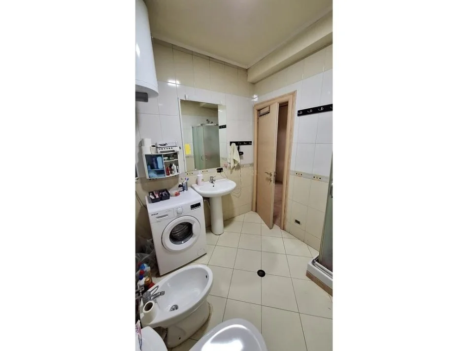 Tirane, jepet me qera apartament 3+1 Kati 11, 171 m² 700 € (Bulevardit Bajram Curri (zona e Brrylit))