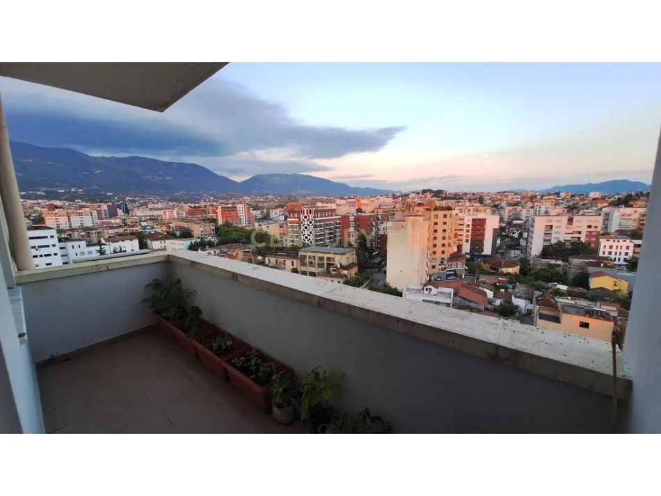 Tirane, jepet me qera apartament 3+1 Kati 11, 171 m² 700 € (Bulevardit Bajram Curri (zona e Brrylit))