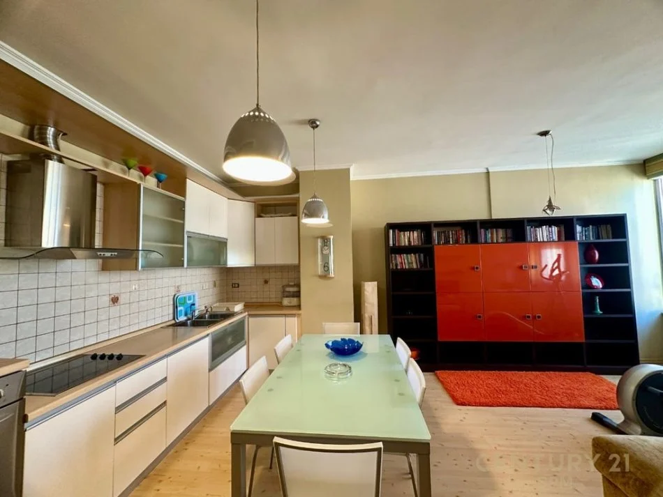 Tirane, jap me qera apartament 2+1+Ballkon , 103 m² 800 € (KOMUNA E PARISIT)