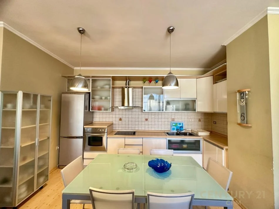 Tirane, jap me qera apartament 2+1+Ballkon , 103 m² 800 € (KOMUNA E PARISIT)