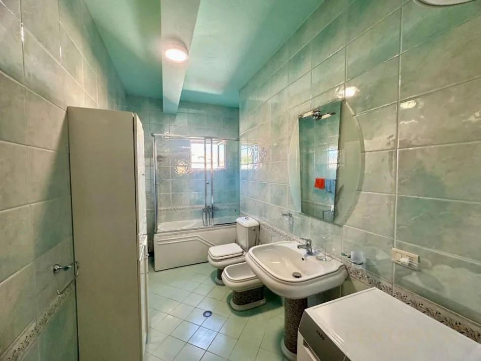 Tirane, jap me qera apartament 2+1+Ballkon , 103 m² 800 € (KOMUNA E PARISIT)