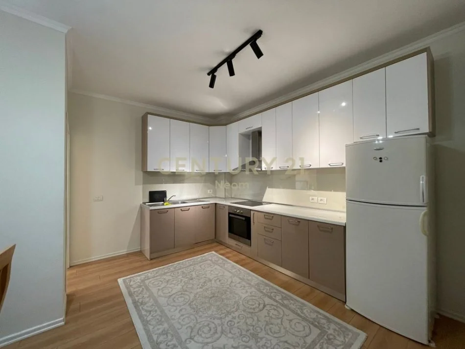 Tirane, jap me qera apartament 2+1+2+Post Parkimi , 125 m² 900 € (Kopshti Botanik)