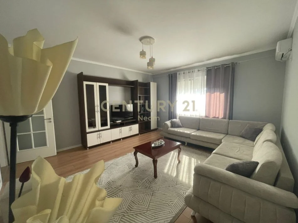 Tirane, jap me qera apartament 2+1+2+Post Parkimi , 125 m² 900 € (Kopshti Botanik)