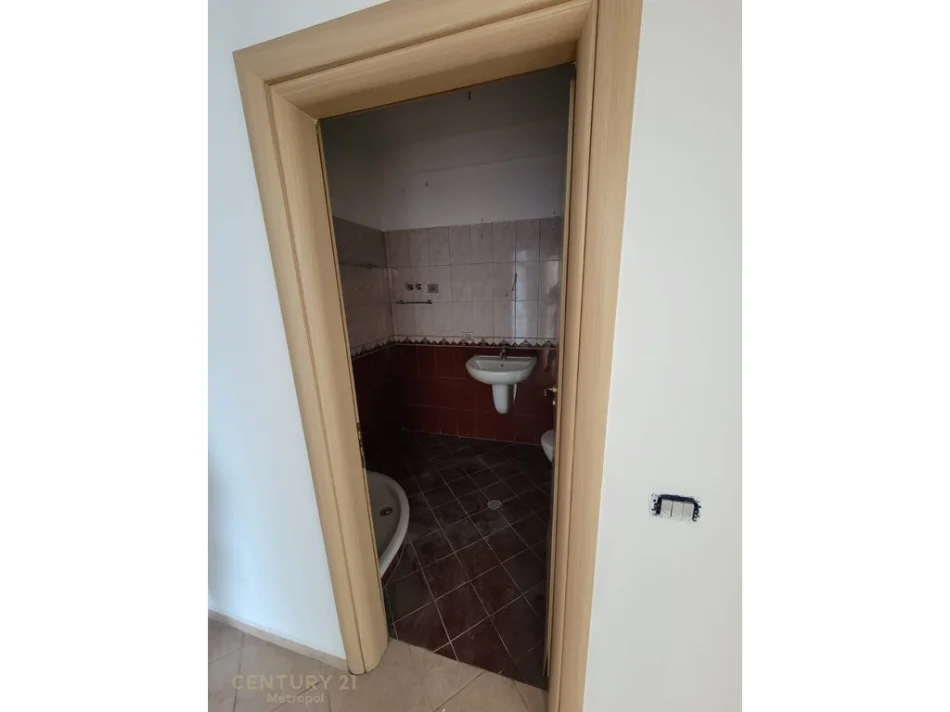 Tirane, shitet apartament 2+1+Ballkon , 99 m² 220.000 € (rr liqeni i thate)