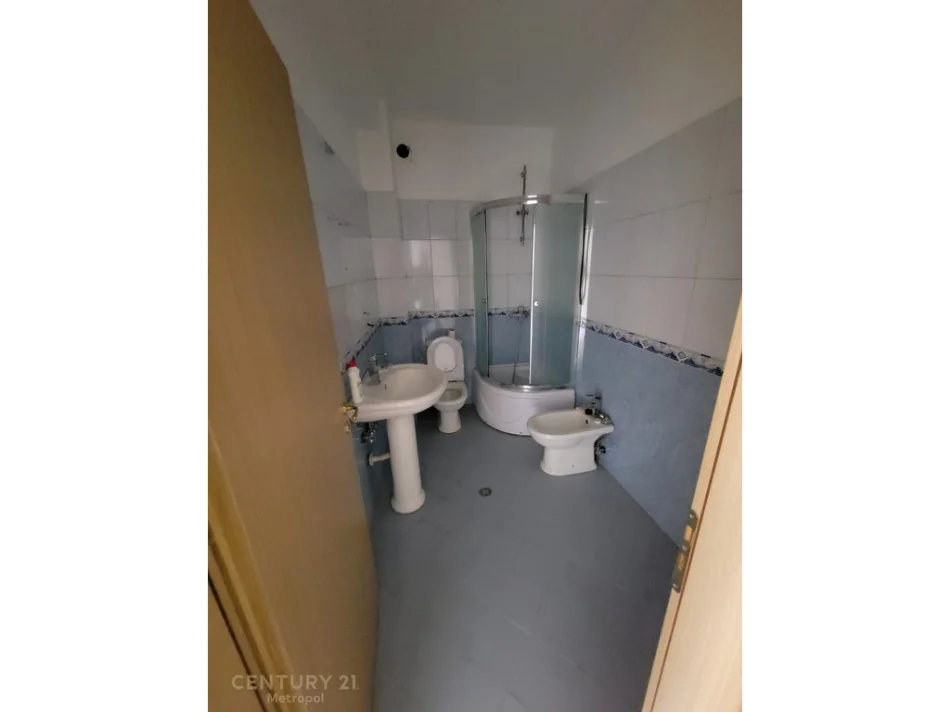 Tirane, shitet apartament 2+1+Ballkon , 99 m² 220.000 € (rr liqeni i thate)