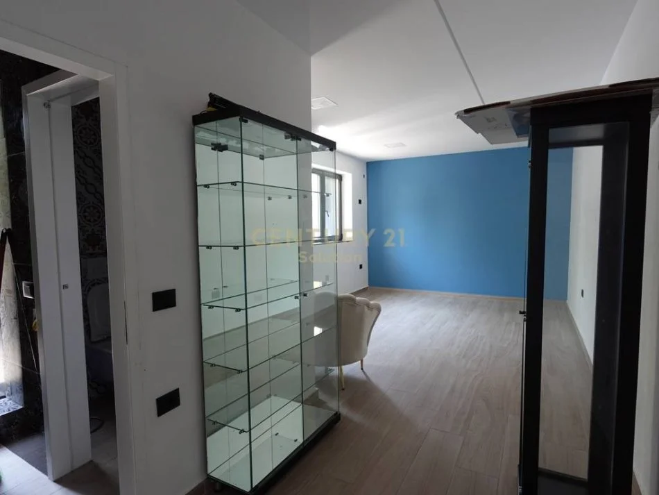 Tirane, jepet me qera dyqan , 50 m² 850 € (Rr.Fortuzi)