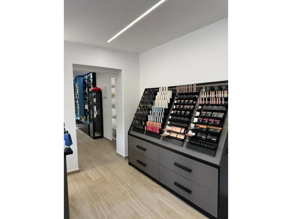 Tirane, jepet me qera dyqan , 50 m² 850 € (Rr.Fortuzi)