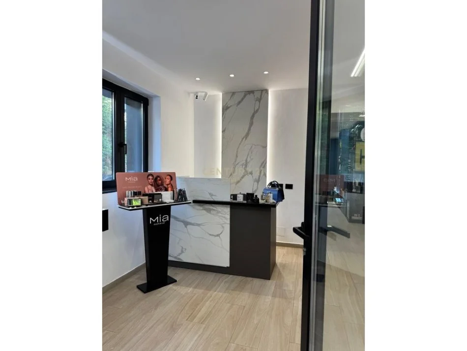 Tirane, jepet me qera dyqan , 50 m² 850 € (Rr.Fortuzi)