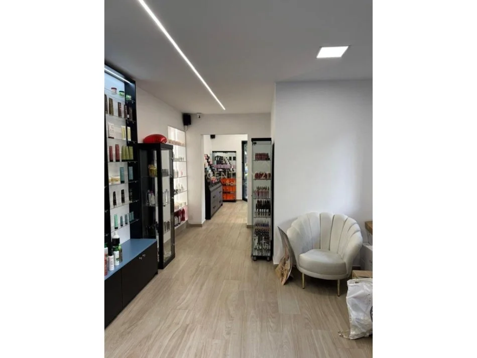 Tirane, jepet me qera dyqan , 50 m² 850 € (Rr.Fortuzi)