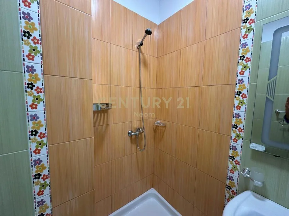 Tirane, jepet me qera apartament 3+1+Aneks+Ballkon Kati 3, 103 m² 700 € (prane Venue)