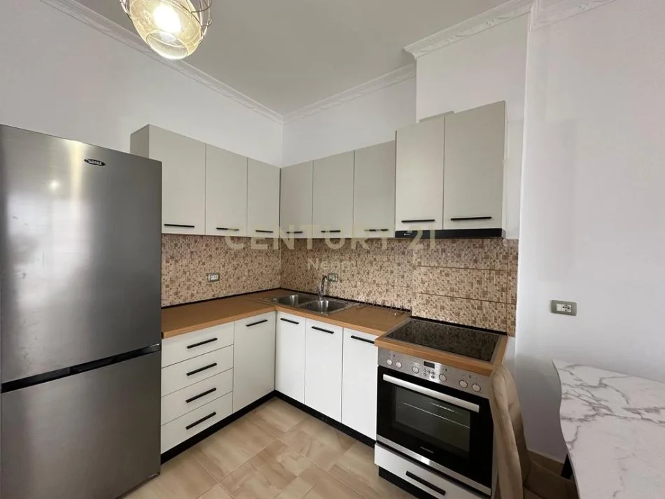 Tirane, jepet me qera apartament 3+1+Aneks+Ballkon Kati 3, 103 m² 700 € (prane Venue)