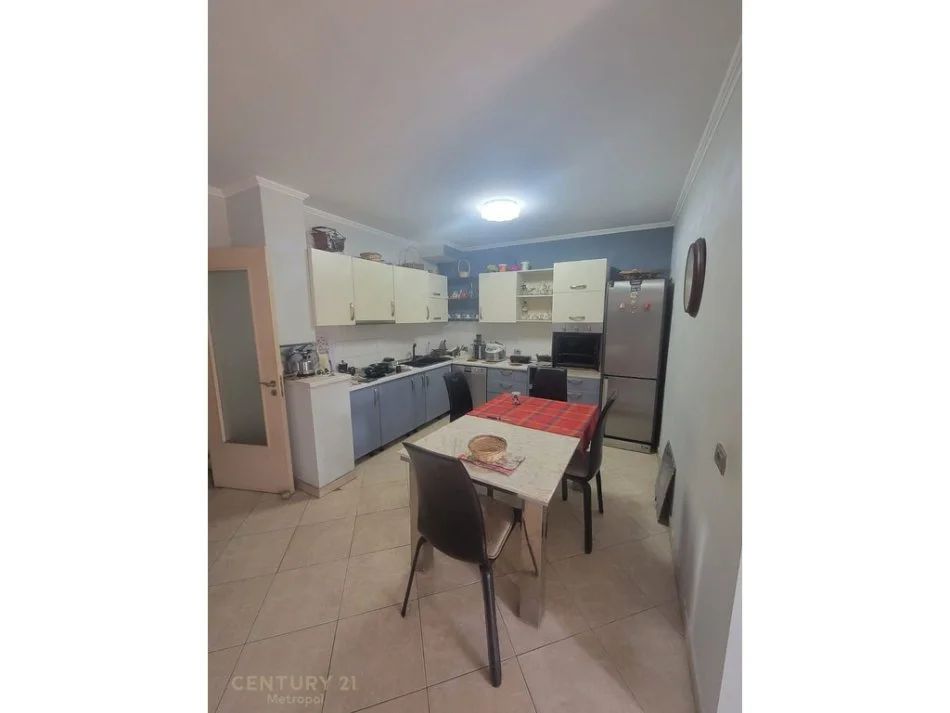 Tirane, jap me qera apartament 2+1 , 94 m² 750 € (Liqeni i Tiranes)