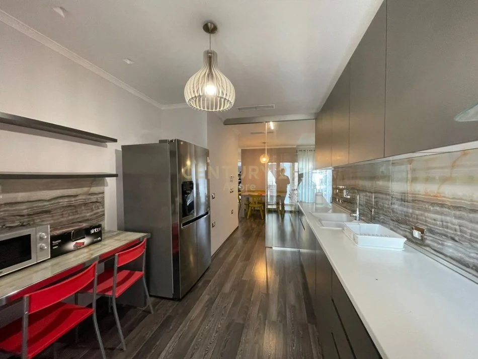 Tirane, jepet me qera apartament 2+1 Kati 3, 111 m² 1.400 € (Rruga Marko Bocari)