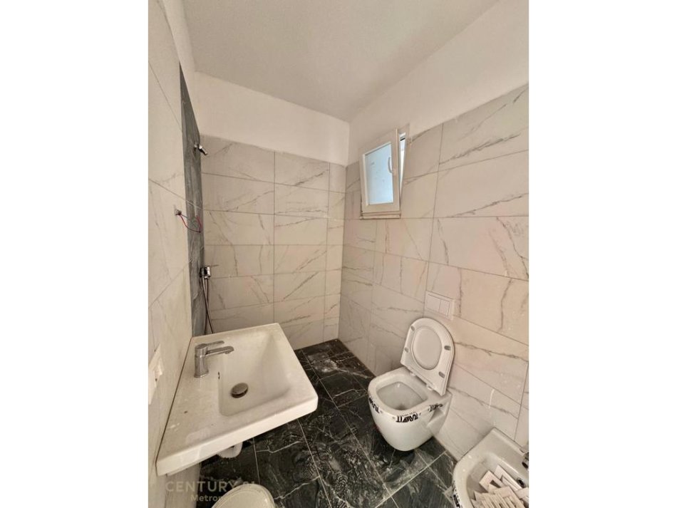 Tirane, jepet me qera zyre Kati 4, 99 m² 450 € (Rr. Don Bosko)