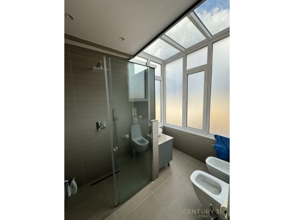 Tirane, jepet me qera apartament duplex Dublex Kati 6, 184 m² 2.000 € 