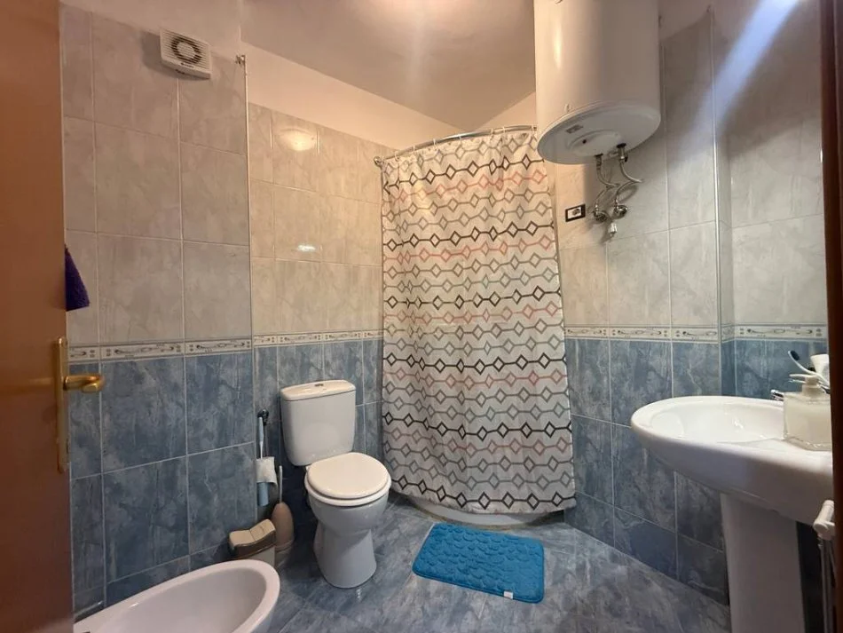Tirane, jap me qera apartament 1+1 , 80 m² 450 € (Liqeni i Thate)