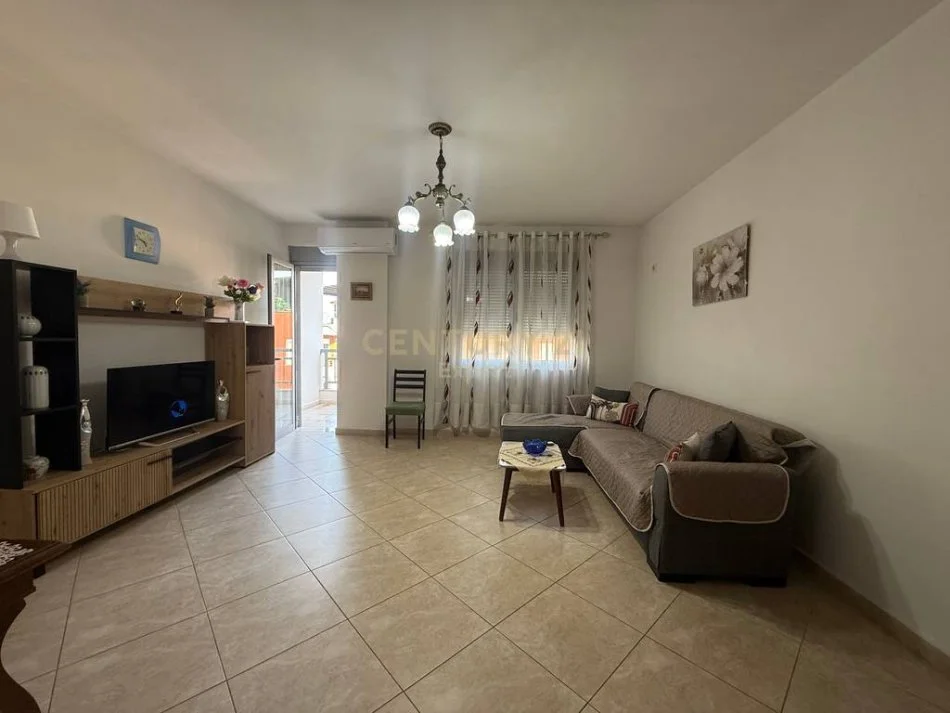 Tirane, jap me qera apartament 1+1 , 80 m² 450 € (Liqeni i Thate)