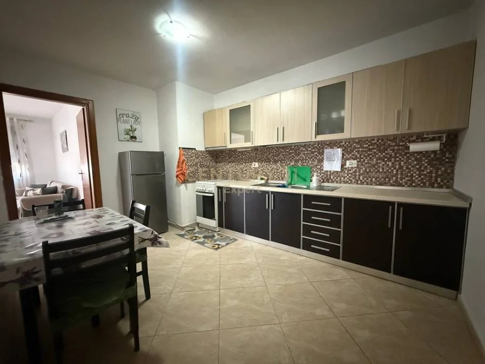 Tirane, jap me qera apartament 1+1 , 80 m² 450 € (Liqeni i Thate)